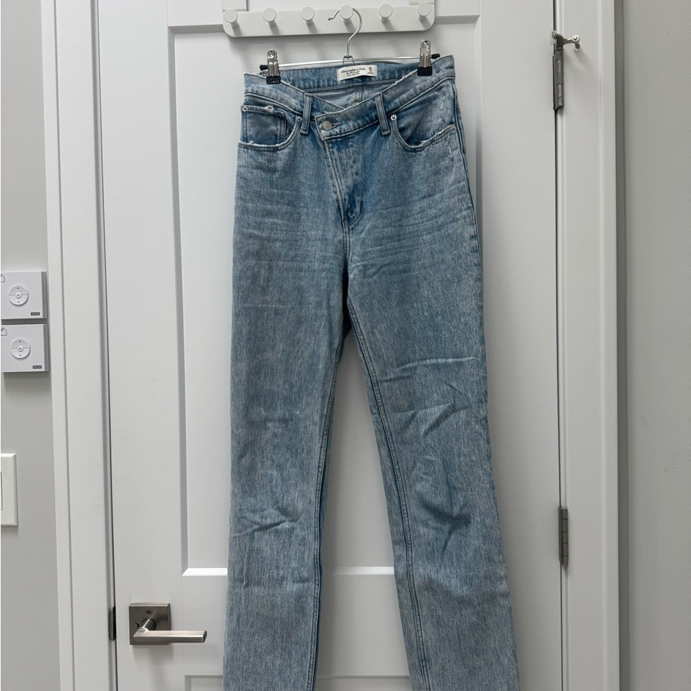 Abercrombie & Fitch Straight-Leg Light Wash Women's Jeans
